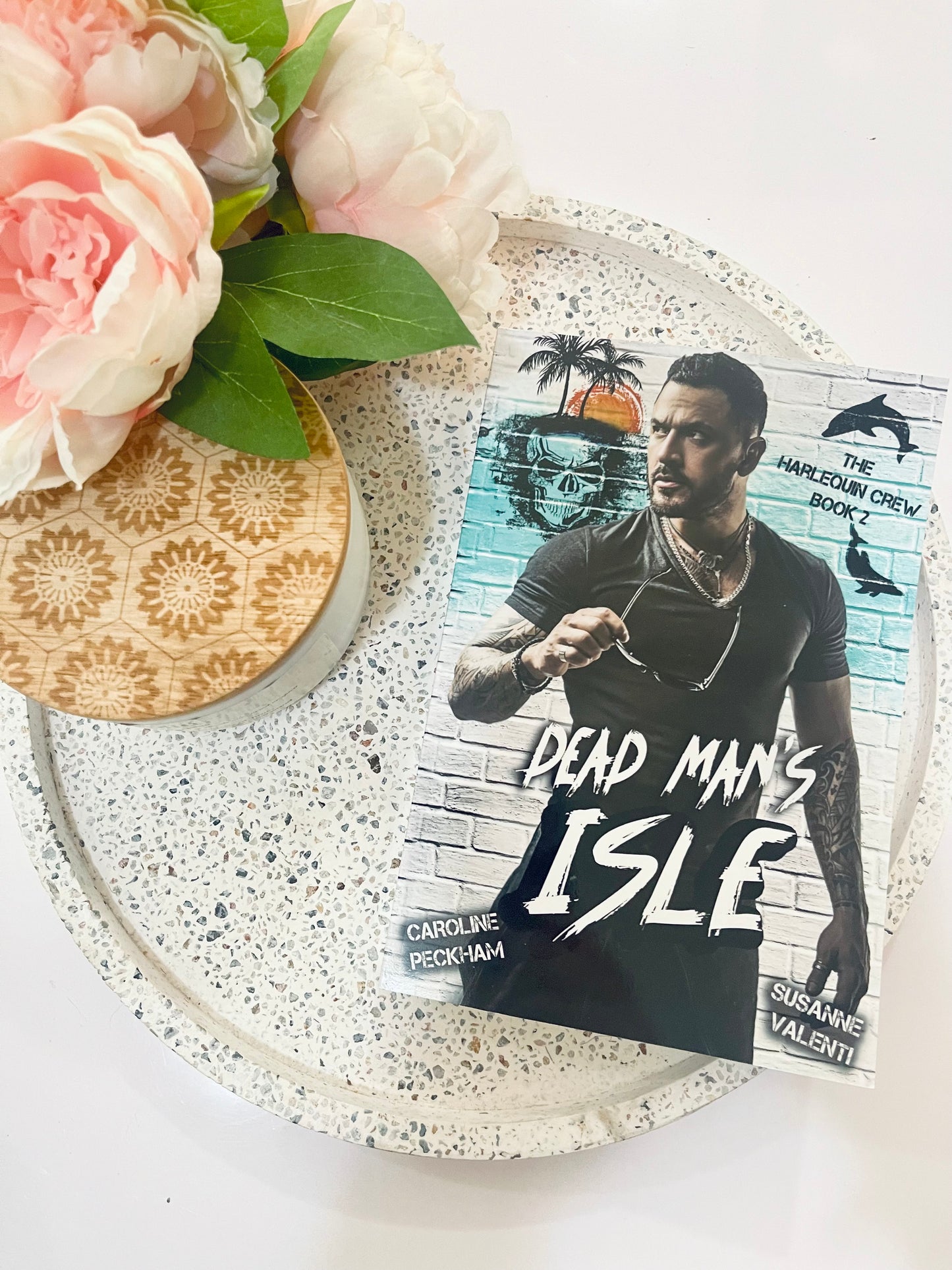 Dead Man's Isle by Caroline Peckham & Susanne Valenti (The Harlequin Crew Book 2)